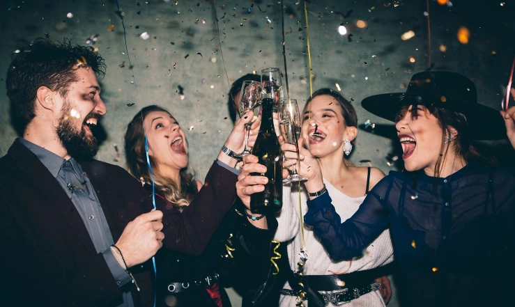 Feiernde Menschen an Silvester