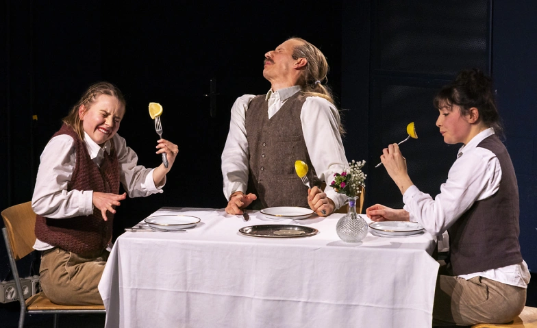 Cie. momoll!: Bitte nicht &uuml;ber den Tellerrand stolpern! Tickets