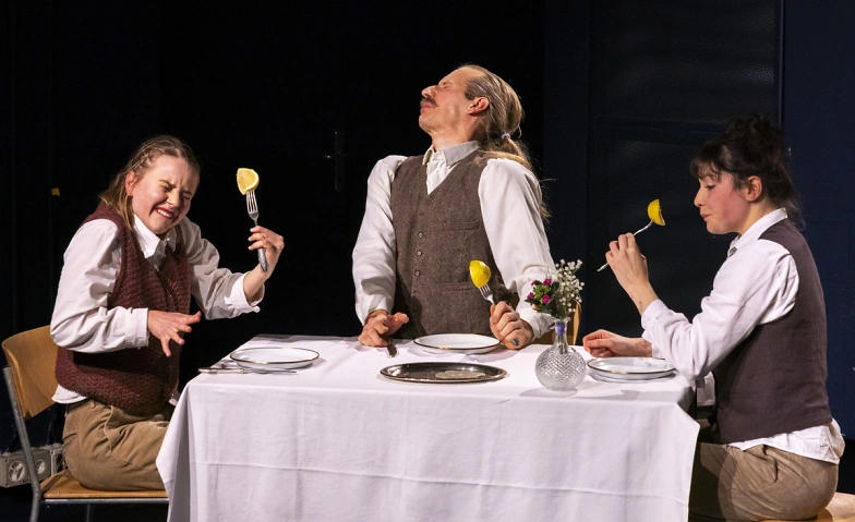 Cie. momoll!: Bitte nicht &uuml;ber den Tellerrand stolpern! Tickets