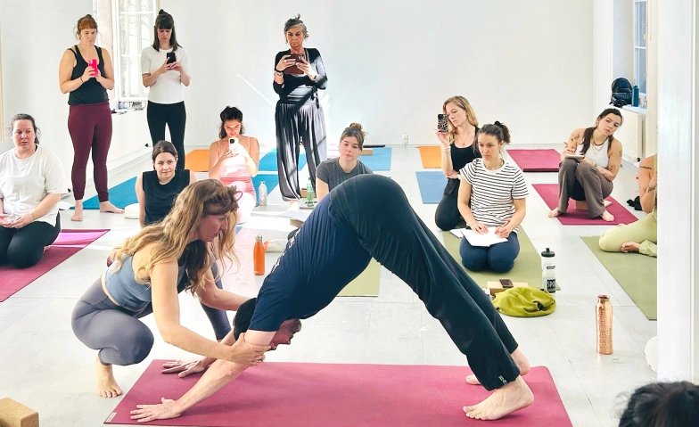 Yoga Adjustment & Alignment Workshop mit Maya Kovats Das Yoga Haus Dubs Billets