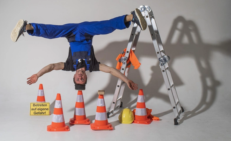 “Die Baustelle steht Kopf” – Akrobatik-Zirkus-Familien Show Tickets